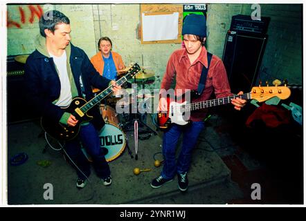 60 FT DOLLS, SALLE DE RÉPÉTITION, 1998 : le groupe de punk rock gallois de trois pièces 60 ft Dolls dans leur salle de répétition à Newport, pays de Galles, Royaume-Uni le 16 mars 1998. Photo : Rob Watkins. INFO : 60 ft Dolls, un groupe de rock alternatif gallois des années 90, mêle punk, rock et pop. Avec leur son dynamique et leurs performances animées, ils ont attiré l'attention avec l'album 'The Big 3' avant de se séparer, laissant une marque sur l'ère vibrante Britpop. Banque D'Images