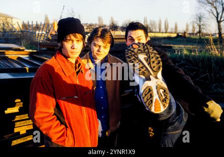 60 FT DOLLS, PORTRAIT, NEWPORT, 1998 : le groupe de punk rock gallois de trois pièces 60 ft Dolls photographié dans la ville natale de Newport, pays de Galles, Royaume-Uni le 16 mars 1998. Photo : Rob Watkins. INFO : 60 ft Dolls, un groupe de rock alternatif gallois des années 90, mêle punk, rock et pop. Avec leur son dynamique et leurs performances animées, ils ont attiré l'attention avec l'album 'The Big 3' avant de se séparer, laissant une marque sur l'ère vibrante Britpop. Banque D'Images