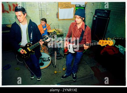 60 FT DOLLS, SALLE DE RÉPÉTITION, 1998 : le groupe de punk rock gallois de trois pièces 60 ft Dolls dans leur salle de répétition à Newport, pays de Galles, Royaume-Uni le 16 mars 1998. Photo : Rob Watkins. INFO : 60 ft Dolls, un groupe de rock alternatif gallois des années 90, mêle punk, rock et pop. Avec leur son dynamique et leurs performances animées, ils ont attiré l'attention avec l'album 'The Big 3' avant de se séparer, laissant une marque sur l'ère vibrante Britpop. Banque D'Images