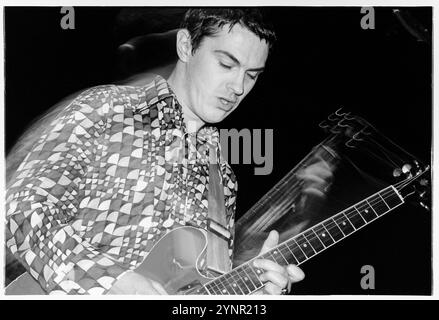 60 FT DOLLS, CONCERT, 1997 : Richard J Parfitt du groupe 60Ft Dolls jouant à l'Université de Cardiff à Cardiff, pays de Galles, Royaume-Uni le 10 juin 1997. Photo : Rob Watkins. INFO : 60 ft Dolls, un groupe de rock alternatif gallois des années 90, mêle punk, rock et pop. Avec leur son dynamique et leurs performances animées, ils ont attiré l'attention avec l'album 'The Big 3' avant de se séparer, laissant une marque sur l'ère vibrante Britpop. Banque D'Images