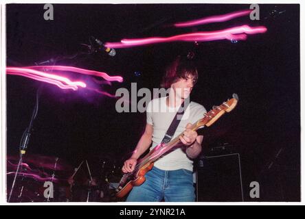 60 FT DOLLS, CONCERT, 1997 : Michael Cole bassiste de 60 ft Dolls jouant en concert à l'Université de Cardiff à Cardiff, pays de Galles, Royaume-Uni le 10 juin 1997. Photo : Rob Watkins. INFO : 60 ft Dolls, un groupe de rock alternatif gallois des années 90, mêle punk, rock et pop. Avec leur son dynamique et leurs performances animées, ils ont attiré l'attention avec l'album 'The Big 3' avant de se séparer, laissant une marque sur l'ère vibrante Britpop. Banque D'Images