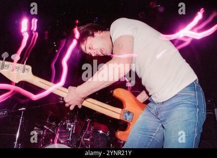 60 FT DOLLS, CONCERT, 1997 : Michael Cole bassiste de 60 ft Dolls jouant en concert à l'Université de Cardiff à Cardiff, pays de Galles, Royaume-Uni le 10 juin 1997. Photo : Rob Watkins. INFO : 60 ft Dolls, un groupe de rock alternatif gallois des années 90, mêle punk, rock et pop. Avec leur son dynamique et leurs performances animées, ils ont attiré l'attention avec l'album 'The Big 3' avant de se séparer, laissant une marque sur l'ère vibrante Britpop. Banque D'Images