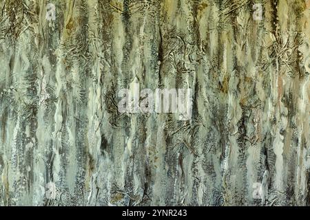 Gros plan d'une peinture abstraite ressemblant à l'écorce d'arbre et aux textures de la forêt, avec des tons terreux et des motifs complexes. Parfait pour les styles inspirés par la nature Banque D'Images