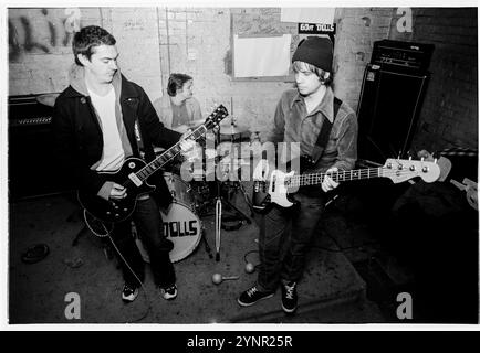 60 FT DOLLS, SALLE DE RÉPÉTITION, 1998 : le groupe de punk rock gallois de trois pièces 60 ft Dolls dans leur salle de répétition à Newport, pays de Galles, Royaume-Uni le 16 mars 1998. Photo : Rob Watkins. INFO : 60 ft Dolls, un groupe de rock alternatif gallois des années 90, mêle punk, rock et pop. Avec leur son dynamique et leurs performances animées, ils ont attiré l'attention avec l'album 'The Big 3' avant de se séparer, laissant une marque sur l'ère vibrante Britpop. Banque D'Images