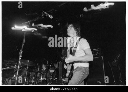 60 FT DOLLS, CONCERT, 1997 : Michael Cole bassiste de 60 ft Dolls jouant en concert à l'Université de Cardiff à Cardiff, pays de Galles, Royaume-Uni le 10 juin 1997. Photo : Rob Watkins. INFO : 60 ft Dolls, un groupe de rock alternatif gallois des années 90, mêle punk, rock et pop. Avec leur son dynamique et leurs performances animées, ils ont attiré l'attention avec l'album 'The Big 3' avant de se séparer, laissant une marque sur l'ère vibrante Britpop. Banque D'Images