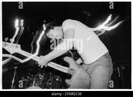 60 FT DOLLS, CONCERT, 1997 : Michael Cole bassiste de 60 ft Dolls jouant en concert à l'Université de Cardiff à Cardiff, pays de Galles, Royaume-Uni le 10 juin 1997. Photo : Rob Watkins. INFO : 60 ft Dolls, un groupe de rock alternatif gallois des années 90, mêle punk, rock et pop. Avec leur son dynamique et leurs performances animées, ils ont attiré l'attention avec l'album 'The Big 3' avant de se séparer, laissant une marque sur l'ère vibrante Britpop. Banque D'Images