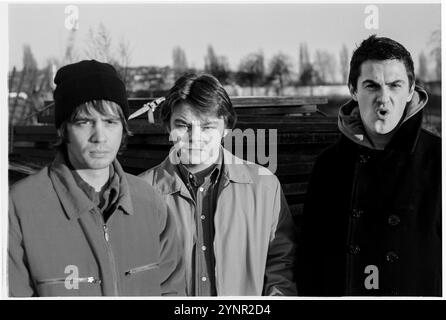 60 FT DOLLS, PORTRAIT, NEWPORT, 1998 : le groupe de punk rock gallois de trois pièces 60 ft Dolls photographié dans la ville natale de Newport, pays de Galles, Royaume-Uni le 16 mars 1998. Photo : Rob Watkins. INFO : 60 ft Dolls, un groupe de rock alternatif gallois des années 90, mêle punk, rock et pop. Avec leur son dynamique et leurs performances animées, ils ont attiré l'attention avec l'album 'The Big 3' avant de se séparer, laissant une marque sur l'ère vibrante Britpop. Banque D'Images