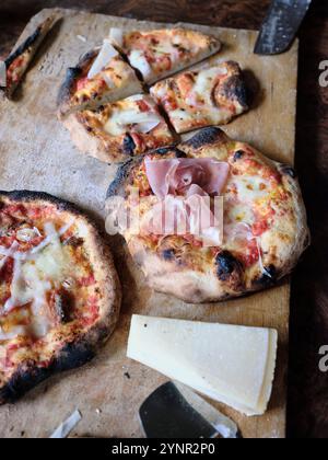 Pizza au levain fraîche du four, légèrement brûlée d'un côté et servie avec du parmesan Banque D'Images