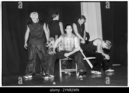 5IVE, FIVE, GROUPE ENTIER, LINE-UP ORIGINALE, TOURNÉE SMASH HITS, 1999 : la formation originale du boyband 5ive (Five) joue sur le Smash Hits Tour en direct à Cardiff International Arena CIA à Cardiff, pays de Galles, Royaume-Uni le 20 novembre 1999. Photo : Rob Watkins. INFO : 5ive est un boyband britannique formé en 1997, connu pour ses tubes énergiques pop et R&B. Dirigé par l'équipe derrière les Spice Girls, ils ont remporté un succès mondial avec des chansons comme Keep on Movin et Everybody Get Up, combinant harmonies et rythmes contagieux. Banque D'Images