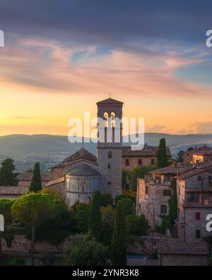 Ville d'assise et église Santa Maria Maggiore au coucher du soleil. Province de Pérouse, région Ombrie, Italie, Europe. Banque D'Images