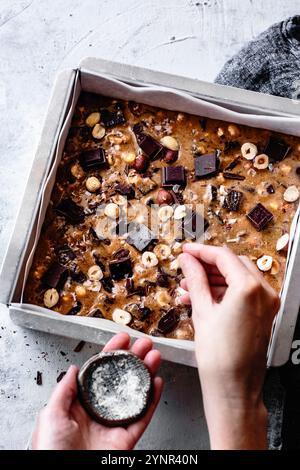 Blondies aux noisettes (barres de biscuits aux pépites de chocolat) Banque D'Images