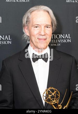 David E. Kelly, récipiendaire du prix Founders Award, pose dans la salle de presse avec le trophée lors des International Emmy Awards à l'hôtel Hilton Times Square à New York le 25 novembre 2024 Banque D'Images