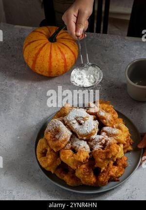 Beignets à la citrouille, plat sucré espagnol, Buñuelos de calabaza, la receta traditionnelle valenciana, thème automnal, grande citrouille Banque D'Images