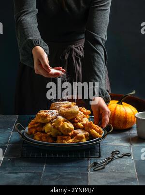 Beignets à la citrouille, plat sucré espagnol, Buñuelos de calabaza, la receta traditionnelle valenciana, thème automnal, grande citrouille Banque D'Images