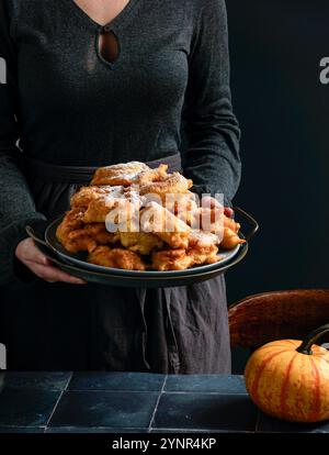 Beignets à la citrouille, plat sucré espagnol, Buñuelos de calabaza, la receta traditionnelle valenciana, thème automnal, grande citrouille Banque D'Images