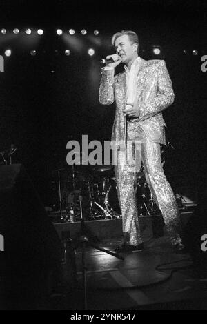 MARTIN Fry, ABC, CONCERT, 2002 : Martin Fry du groupe ABC jouant au Cardiff International Arena à Cardiff, pays de Galles, Royaume-Uni le 18 avril 2002. Photo : Rob Watkins. INFO : ABC est un groupe basé à Sheffield formé au début des années 1980, connu pour leur mélange sophistiqué de New wave et de synth-pop. Dirigé par Martin Fry, ils ont connu du succès avec des tubes comme The look of Love et The Lexicon of Love, un album acclamé par la critique. Banque D'Images