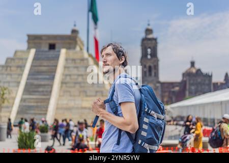 Touriste masculin debout devant la cathédrale métropolitaine de Mexico, une pyramide maya et le drapeau mexicain. Patrimoine culturel, voyages et Banque D'Images