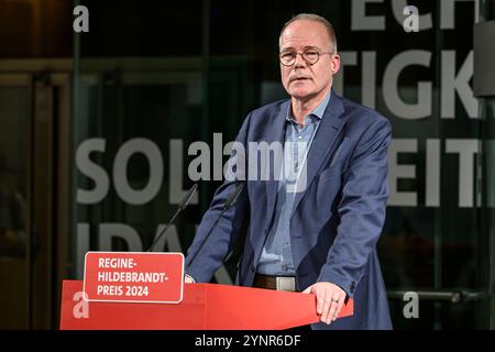 GER, Berlin, Verleihung Regine-Hildebrandt-Preis 2024, SPD, Politik im Atrium, Willy-Brandt-Haus, im Bild v.l. : Matthias Miersch - SPD Generalsekretaer, 26.11. 2024, *** GER, Berlin, cérémonie de remise des prix Prix Regine Hildebrandt 2024, SPD, politique dans l'atrium, Willy Brandt House, dans l'image de gauche Matthias Miersch Secrétaire général du SPD, 26 11 2024, Copyright : HMBxMedia/UwexKoch Banque D'Images