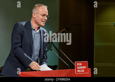 GER, Berlin, Verleihung Regine-Hildebrandt-Preis 2024, SPD, Politik im Atrium, Willy-Brandt-Haus, im Bild v.l. : Matthias Miersch - SPD Generalsekretaer, 26.11. 2024, *** GER, Berlin, cérémonie de remise des prix Prix Regine Hildebrandt 2024, SPD, politique dans l'atrium, Willy Brandt House, dans l'image de gauche Matthias Miersch Secrétaire général du SPD, 26 11 2024, Copyright : HMBxMedia/UwexKoch Banque D'Images