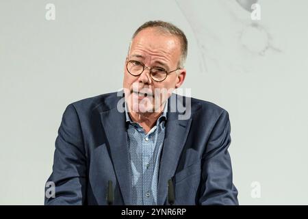 GER, Berlin, Verleihung Regine-Hildebrandt-Preis 2024, SPD, Politik im Atrium, Willy-Brandt-Haus, im Bild v.l. : Matthias Miersch - SPD Generalsekretaer, 26.11. 2024, *** GER, Berlin, cérémonie de remise des prix Prix Regine Hildebrandt 2024, SPD, politique dans l'atrium, Willy Brandt House, dans l'image de gauche Matthias Miersch Secrétaire général du SPD, 26 11 2024, Copyright : HMBxMedia/UwexKoch Banque D'Images