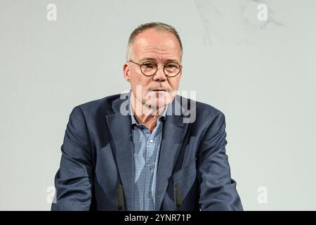 GER, Berlin, Verleihung Regine-Hildebrandt-Preis 2024, SPD, Politik im Atrium, Willy-Brandt-Haus, im Bild v.l. : Matthias Miersch - SPD Generalsekretaer, 26.11. 2024, *** GER, Berlin, cérémonie de remise des prix Prix Regine Hildebrandt 2024, SPD, politique dans l'atrium, Willy Brandt House, dans l'image de gauche Matthias Miersch Secrétaire général du SPD, 26 11 2024, Copyright : HMBxMedia/UwexKoch Banque D'Images