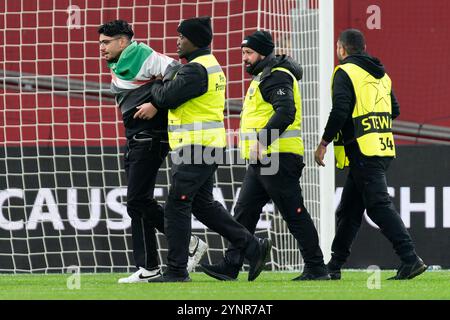Leverkusen, Allemagne. 26 novembre 2024. LEVERKUSEN, ALLEMAGNE - NOVEMBRE 26 : un envahisseur de terrain est vu lors du match MD5 de la phase de la Ligue des champions 2024/25 de l'UEFA entre le Bayer 04 Leverkusen et le FC Salzburg à la BayArena le 26 novembre 2024 à Leverkusen, Allemagne. (Photo de Joris Verwijst/Orange Pictures) crédit : Orange pics BV/Alamy Live News Banque D'Images