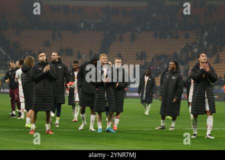 Mailand, Italie. 26 novembre 2024. Football : Ligue des Champions, Inter Milan - RB Leipzig, ronde préliminaire, journée 5 au Stadio Giuseppe Meazza, les joueurs de Leipzig remercient les fans. Crédit : Jan Woitas/dpa/Alamy Live News Banque D'Images