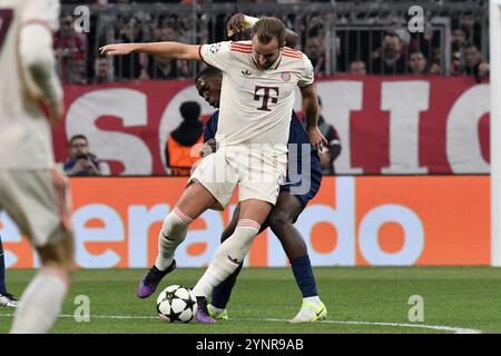 Munich, Allemagne. 26 novembre 2024. MUNICH, ALLEMAGNE - NOVEMBRE 26 : Harry Kane du Bayern Muenchen et Willian Pacho du PSG lors du match MD5 de la phase 2024/25 de l'UEFA Champions League entre le FC Bayern München et le Paris Saint-Germain au Football Arena Munich le 26 novembre 2024 à Munich, Allemagne.241126 SEPA 24 061 - 20241126 PD13572 crédit : APA-PictureDesk/Alamy Live News Banque D'Images