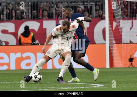 Munich, Allemagne. 26 novembre 2024. MUNICH, ALLEMAGNE - NOVEMBRE 26 : Harry Kane du Bayern Muenchen et Willian Pacho du PSG lors du match MD5 de la phase 2024/25 de l'UEFA Champions League entre le FC Bayern München et le Paris Saint-Germain au Football Arena Munich le 26 novembre 2024 à Munich, Allemagne.241126 SEPA 24 060 - 20241126 PD13573 crédit : APA-PictureDesk/Alamy Live News Banque D'Images