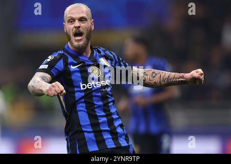 Milan, Italie. 26 novembre 2024. Federico Dimarco du FC Internazionale célèbre à la fin du match MD5 de la phase de la Ligue des Champions League 2024/25 entre le FC Internazionale Milano et le RB Leipzig au Stadio Giuseppe Meazza le 26 novembre 2024 à Milan, Italie . Crédit : Marco Canoniero/Alamy Live News Banque D'Images