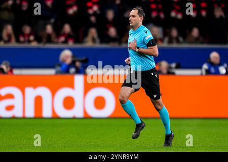 Leverkusen, Allemagne. 26 novembre 2024. LEVERKUSEN, ALLEMAGNE - NOVEMBRE 26 : arbitre Mykola Balakin lors du match MD5 de la phase de la Ligue des champions 2024/25 de l'UEFA entre le Bayer 04 Leverkusen et le FC Salzburg à la BayArena le 26 novembre 2024 à Leverkusen, Allemagne. (Photo de René Nijhuis/MB Media) crédit : MB Media solutions/Alamy Live News Banque D'Images