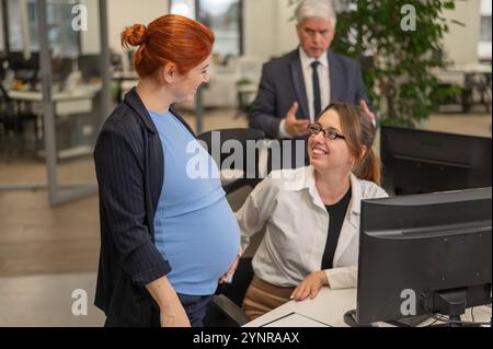 Deux femmes caucasiennes parlant pendant les heures de travail. Le patron est malheureux. Banque D'Images