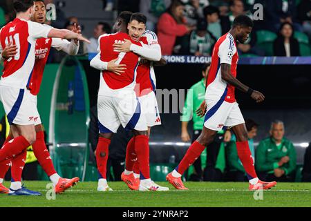 Les joueurs d'Arsenal vus célébrer après le but de Gabriel Martinelli pendant le match de l'UEFA Champions League entre les équipes de Sporting CP et Arsenal FC Maciej Rogowski Lisbonne Estadio Jose Alvalade Portugal Copyright : xMaciejxRogowskix sportingarsenal2425-6 Banque D'Images