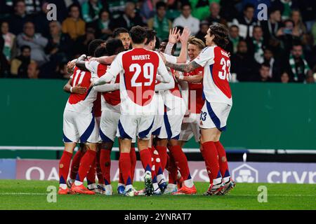 Les joueurs d'Arsenal vus célébrer après le but de Gabriel Martinelli pendant le match de l'UEFA Champions League entre les équipes de Sporting CP et Arsenal FC Maciej Rogowski Lisbonne Estadio Jose Alvalade Portugal Copyright : xMaciejxRogowskix sportingarsenal2425-5 Banque D'Images