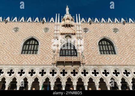 Palazzo Ducale à Venise, représente une icône de l'histoire, de l'art et de l'architecture gothique, le Palais des Doges. détails photo de la façade avec des arches, bas-reli Banque D'Images