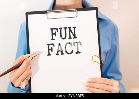 Concept factuel amusant. Morceaux de craie colorés sur un fond de tableau vert. Banque D'Images