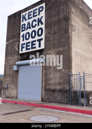 Un grand signe Keep Back de 1000 pieds est vu sur le barrage Shasta dans le nord de Califoirnia. Banque D'Images