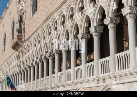 Palazzo Ducale à Venise, représente une icône de l'histoire, de l'art et de l'architecture gothique, le Palais des Doges. détails photo de la façade avec des arches, bas-reli Banque D'Images