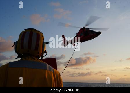 L’enseigne Jesse Johnson effectue un ravitaillement en vol en hélicoptère avec l’escadron tactique d’interdiction d’hélicoptères (HITRON) de la Garde côtière américaine embarqué. L'unité HITRON a fourni à U.S. Coast Guard Cutter Munro (WMSL 755) des capacités aéroportées d'utilisation de la force dans le domaine de l'application de la loi maritime, soutenant directement l'interdiction réussie des navires non conformes. (Photo de la Garde côtière américaine par L.T. j.g. Samika Lewis.) Banque D'Images