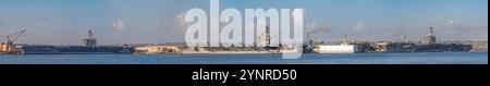 SAN DIEGO - le premier des porte-avions de classe Nimitz, USS Nimitz (CVN 68), se trouve sur le quai central de la Naval Air Station North Island entre les porte-avions de classe Nimitz USS Carl Vinson (CVN 70) (gauche) et USS Theodore Roosevelt (CVN 71), novembre 16. Vinson et Roosevelt sont domiciliés à San Diego. Nimitz, domicilié à la base navale Kitsap, était au port après des opérations dans l'océan Pacifique au large du sud de la Californie. Note de l’éditeur : cette image panoramique a été créée séquentiellement à partir de neuf images superposées et fusionnée à l’aide d’un logiciel de retouche photo. (Photo de l'US Navy par le chef Mass Communica Banque D'Images