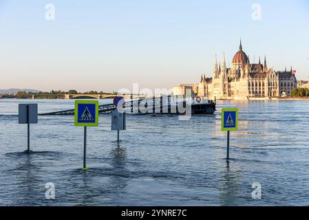 Le bâtiment du parlement hongrois lors de l'inondation du Danube de septembre 2024 Banque D'Images
