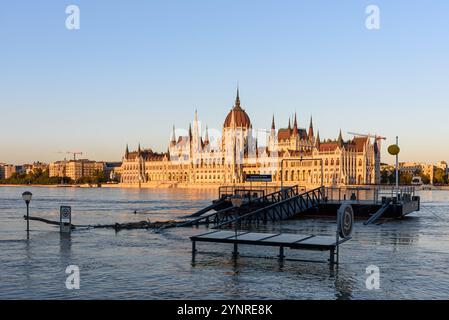Le bâtiment du parlement hongrois lors de l'inondation du Danube de septembre 2024 Banque D'Images
