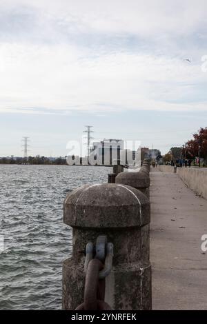 Clôture le long du sentier riverain des grands Lacs au parc Spencer Smith dans le centre-ville de Burlington, Ontario, Canada Banque D'Images