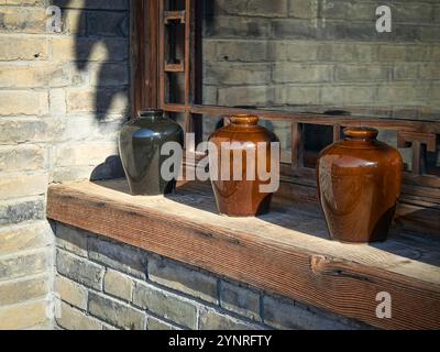 Trois morceaux de pots à vin traditionnels chinois en céramique Banque D'Images