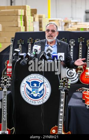 Carson, Californie, États-Unis. 26 novembre 2024. Les fonctionnaires des douanes et de la protection des frontières des États-Unis, ainsi que des représentants du département de la sécurité intérieure, du département du shérif du comté de Los Angeles et Gibson annoncent la plus grande saisie de guitares électriques Gibson contrefaites au poste d'examen centralisé. L'opération multi-agences a conduit à l'interception de plus de 3000 guitares dont la valeur, si authentique, était de plus de 8 millions. (Crédit image : © Ron Lyon/ZUMA Press Wire) USAGE ÉDITORIAL SEULEMENT! Non destiné à UN USAGE commercial ! Banque D'Images