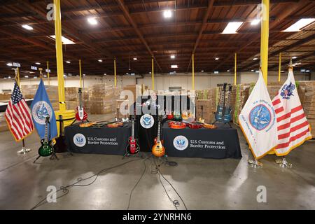 Carson, Californie, États-Unis. 26 novembre 2024. Des fonctionnaires des douanes et de la protection des frontières des États-Unis, ainsi que des représentants du département de la sécurité intérieure, du département du shérif du comté de Los Angeles et de Gibson annoncent la saisie de guitares électriques Gibson contrefaites à la station d'examen centralisée de Carson. L'opération multi-agences a conduit à l'interception de plus de 3000 guitares dont la valeur, si authentique, était de plus de 8 millions. (Crédit image : © Ron Lyon/ZUMA Press Wire) USAGE ÉDITORIAL SEULEMENT! Non destiné à UN USAGE commercial ! Banque D'Images