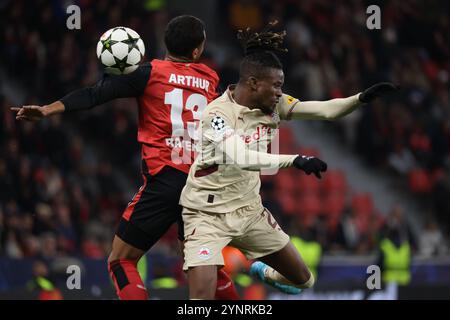 Arthur (Bayer), Daouda Guindo (Salzbourg), Ligue des Champions, Journée 5, Bayer 04 Leverkusen vs RB Salzbourg, Leverkusen, Allemagne. 26 novembre 2024. Crédit : Juergen Schwarz/Alamy Live News Banque D'Images
