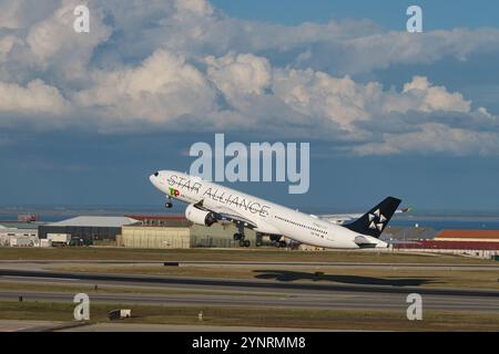 Lisbonne, Portugal - 2 septembre 2023 : un avion de passagers Airbus A330-941 de TAP Air Portugal décolle à l'aéroport Humberto Delgado de Lisbonne Banque D'Images