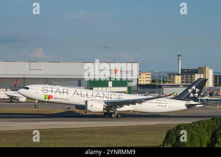 Lisbonne, Portugal - 2 septembre 2023 : un avion de passagers Airbus A330-941 de TAP Air Portugal décolle à l'aéroport Humberto Delgado de Lisbonne Banque D'Images