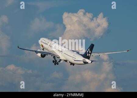 Lisbonne, Portugal - 2 septembre 2023 : un avion de passagers Airbus A330-941 de TAP Air Portugal décolle à l'aéroport Humberto Delgado de Lisbonne dans le ciel avec CLO Banque D'Images